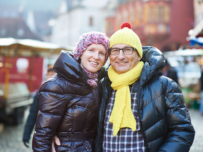 Versicherungsberater Freiburg Gerd Güssler mit seiner Frau Friederike Güssler auf dem Freiburger Münstermarkt.