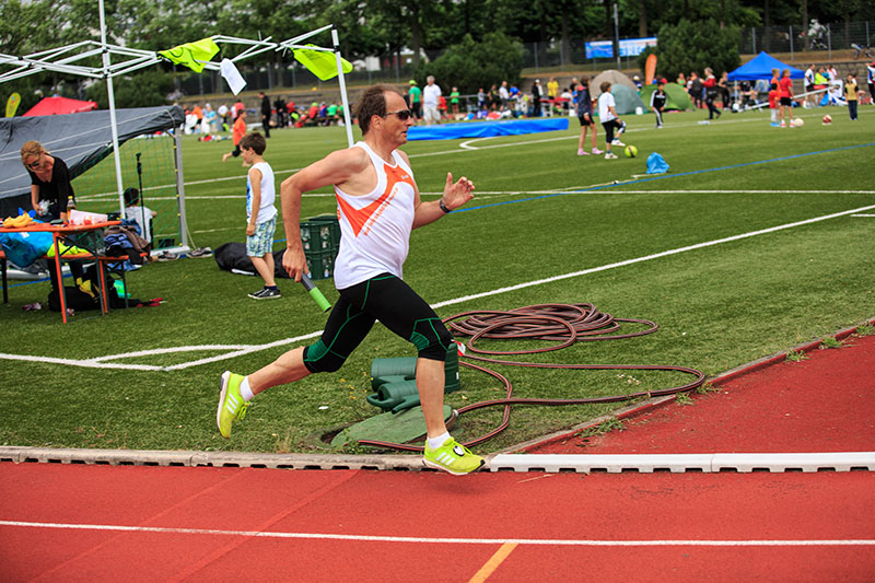 Versicherungsberater Freiburg Gerd Güssler läuft in seiner Freizeit gerne. Hier beim 24-Stunden-Lauf für Kinderrechte in Freiburg.